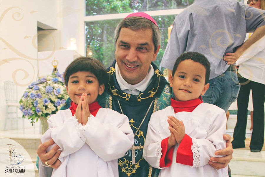 Dom Marcony Ferreira e as Crianças na Festa em honra à Nossa Senhora Aparecida Padroeira do Brasil