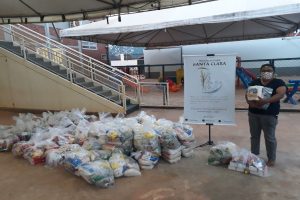 Entrega de cestas básicas na Associação Cristã Santa Clara