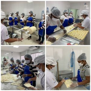 Alunas acompanham instruções sobre o fechamento dos pastéis e processo de embalagem e vácuo.